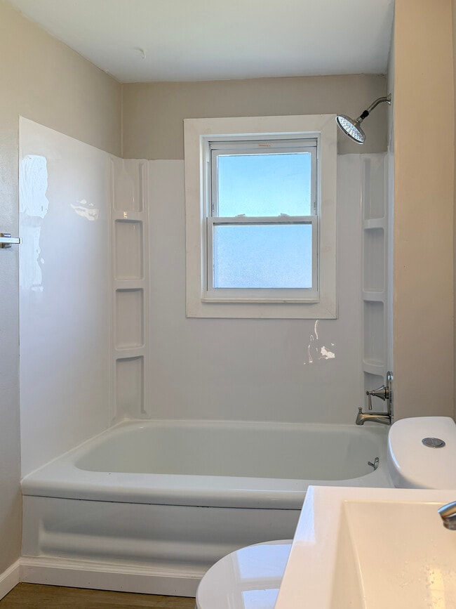 Building Photo - 1612 Maine