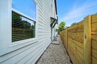 Building Photo - 2306 Hoskins Dr