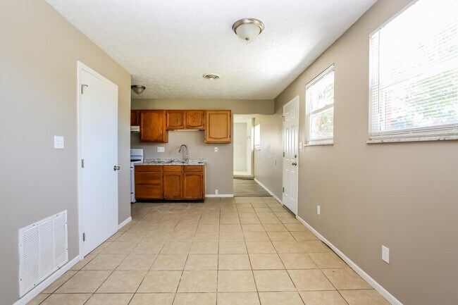 Foto del edificio - 1305 Coburg Rd