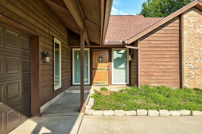 Foto del edificio - Charming 3-Bed, 2-Bath Home in West Norman...