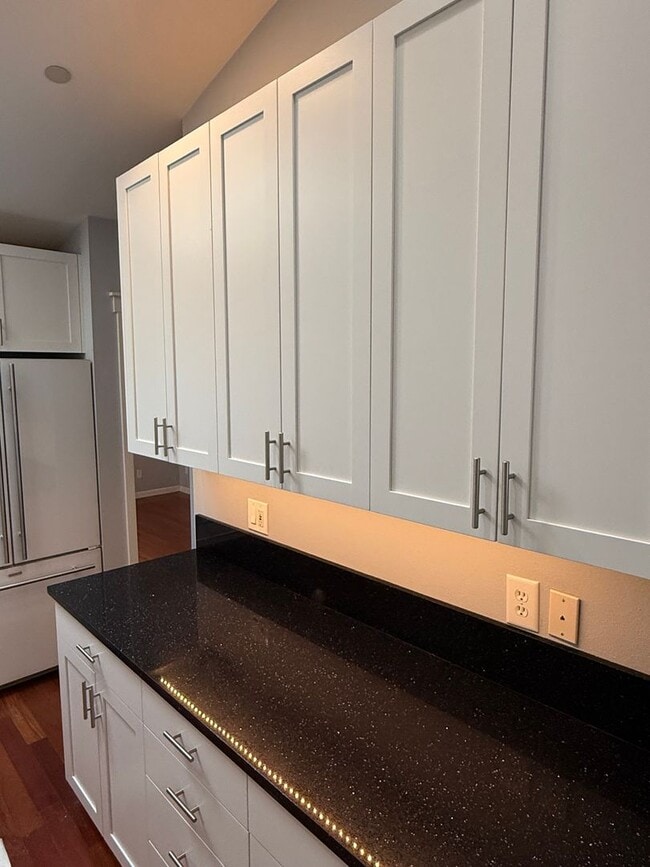 Building Photo - 2BR Top Floor Condo w/ Dedicated Parking &...