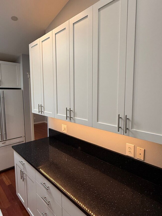 Foto del edificio - 2BR Top Floor Condo w/ Dedicated Parking &...