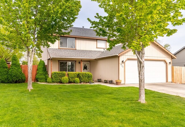 Foto del edificio - Large 4 Bedroom 2 Bathroom Pet Friendly Home