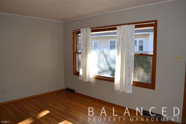 Building Photo - 2 br, 1 bath Duplex - 1905 SW Lane St Unit B