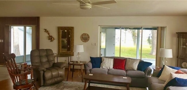 Foto del edificio - 19 Windy Point Rd