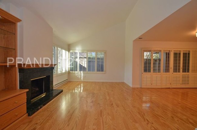 Building Photo - Bright and Spacious condo in Pacheco Valley