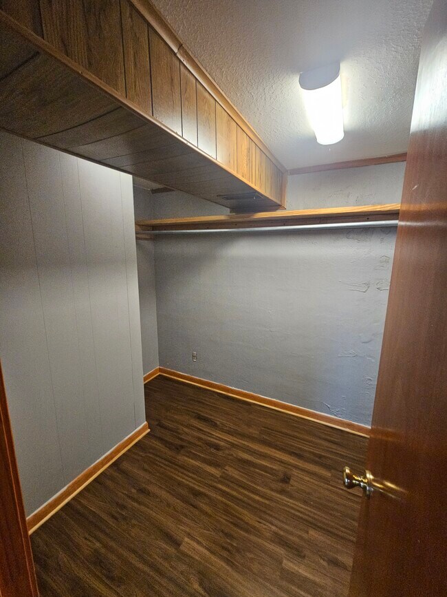 Building Photo - 1725 S Forest Dr