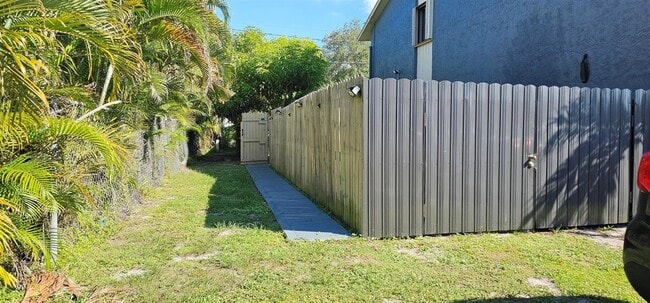 Foto del edificio - 3684 Pinehurst Dr