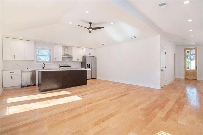 Building Photo - Room in House on Meldon Ave SE