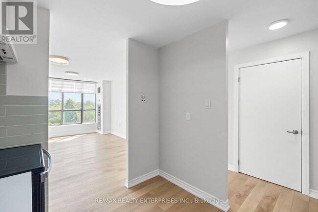 Building Photo - 1110-1110 Walden Cir