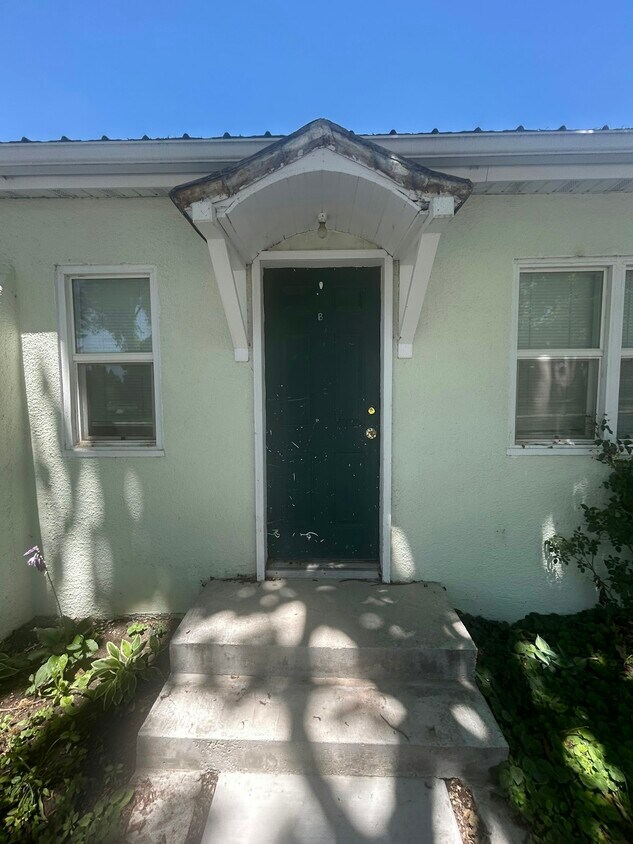Foto principal - 418 W 13th St