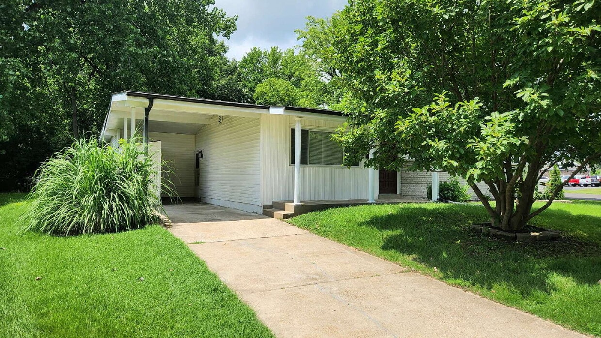 Building Photo - "Charming 4-Bed, 2-Bath Florissant Home wi...
