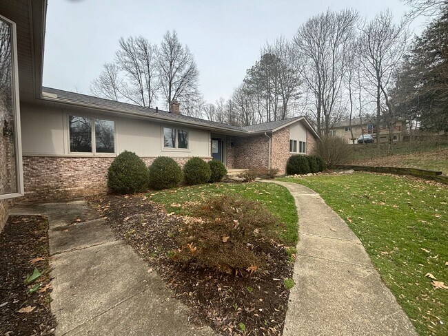 Building Photo - Spacious 3 Bedroom