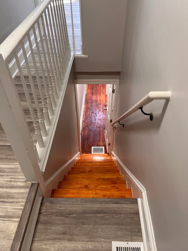 Escalera - Apto. 2 - 703 E 10th St