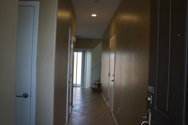 Building Photo - BEAUTIFUL SOUTH LAS VEGAS HOME IN A QUIET ...