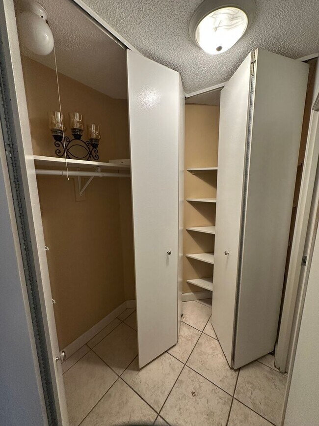 Foto del edificio - Amazing views from this BIG 20th floor 1bed!!! King size bedroom!