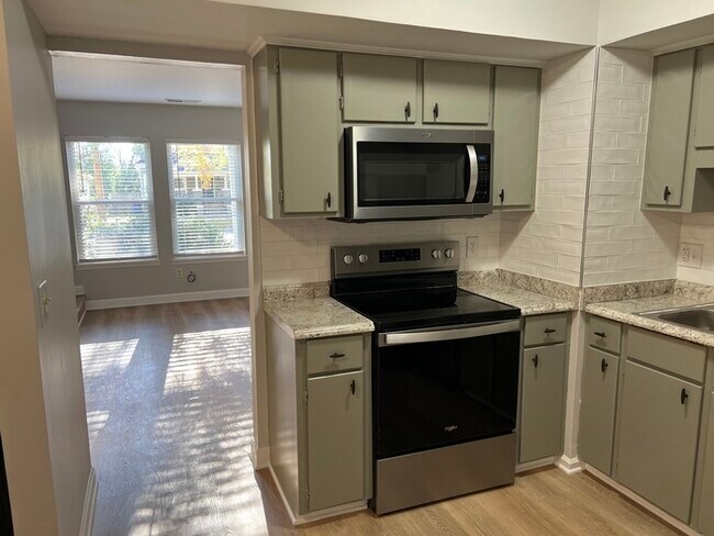 Building Photo - Townhouse in Historic Earlewood!