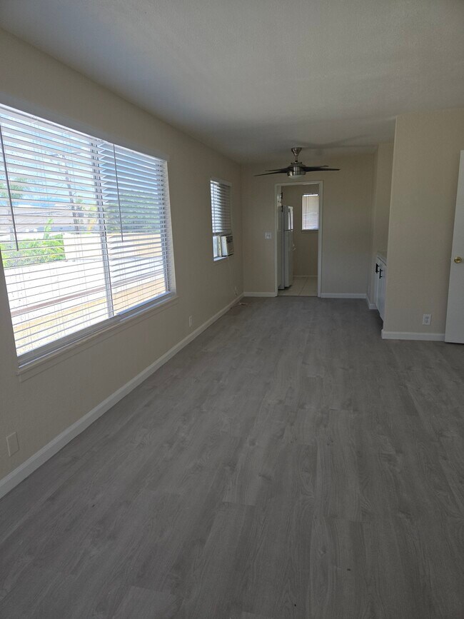 Foto del edificio - 2433 E Garvey Ave N
