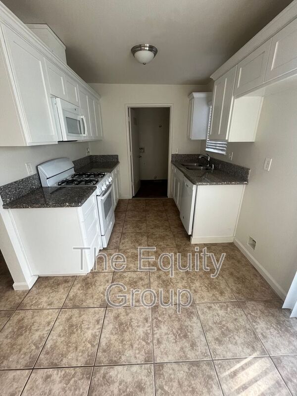 Building Photo - 813 N Floral St