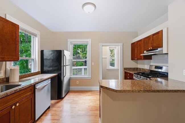 Building Photo - 37 Thorndike St