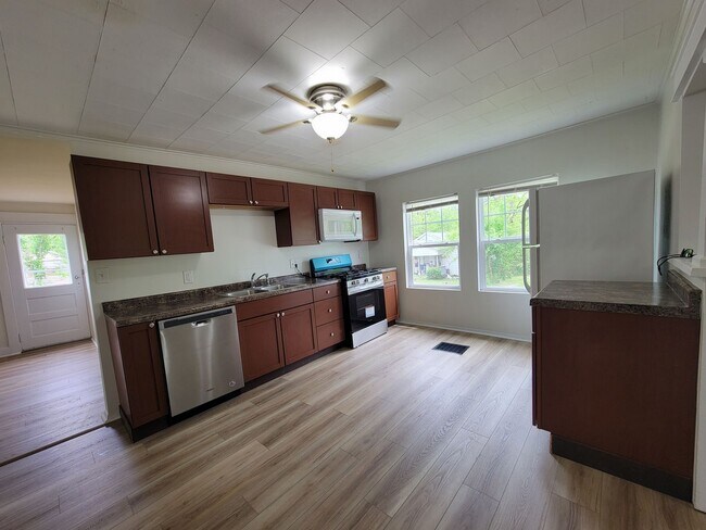 Building Photo - 3 Bedroom, 1 Bath, Section 8 Approved & Available Immediately