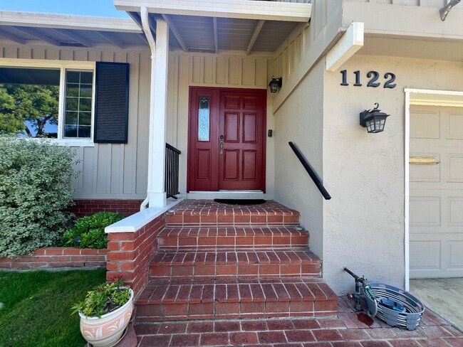 Building Photo - 1122 Viscaino Ave
