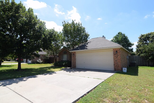 Building Photo - 913 Woodhollow Dr