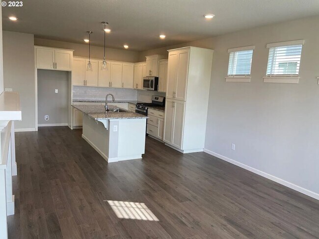 Building Photo - Modern Living in Reeds Crossing – 3BR/2.5B...