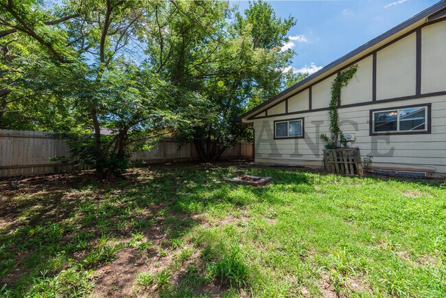 Foto del edificio - 2202 S White Oak Dr