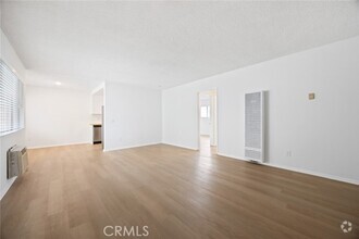 Building Photo - 117 S Ave 54