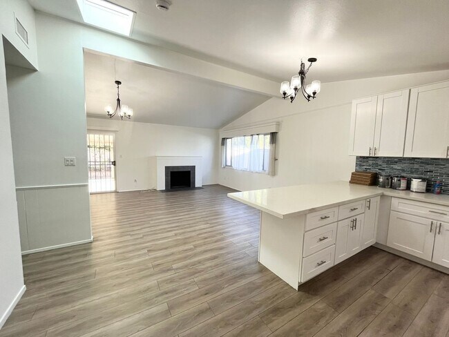 Foto del edificio - Charming 4 bedroom house with extra living...