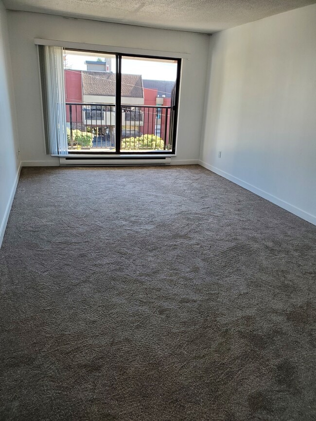Building Photo - RENOVATED 1Br + Flex
