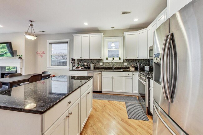 Building Photo - 3042 N Oakley Ave