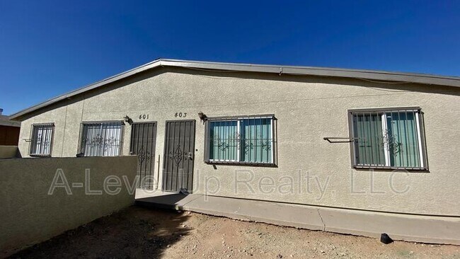 Foto del edificio - 403 E Thoroughbred St