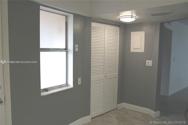 Building Photo - 1401 NE 191st St