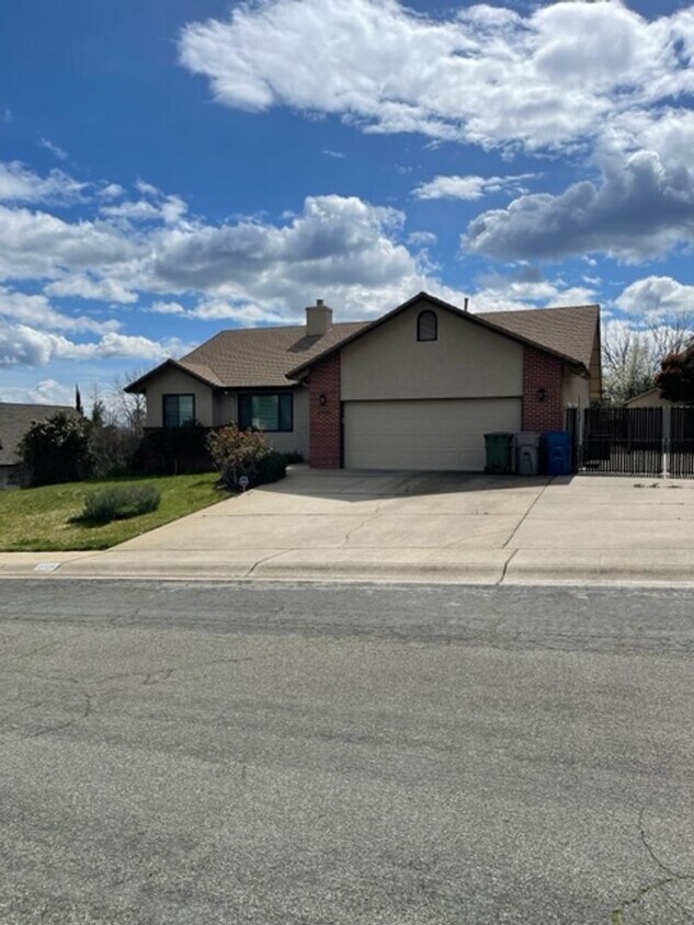 Foto principal - 3 Bedroom Located in Country Heights Subdi...