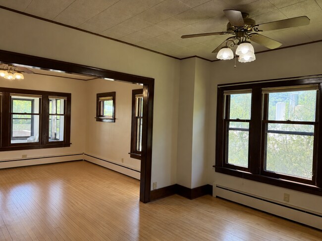 Foto del edificio - 5- Bedroom House for Rent in Chaseburg