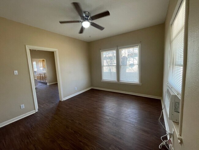 Building Photo - Downstairs One Bedroom One Bathroom w/ Was...