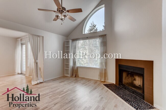 Foto del edificio - Great NW Portland Condo in Rock Creek ready for you!