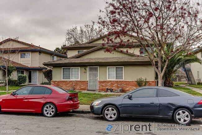 Building Photo - 2 br, 1 bath Townhome - 2108 Lemontree Way...