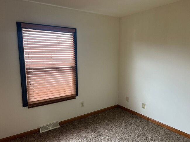 Building Photo - 1551 E Stonehenge Dr