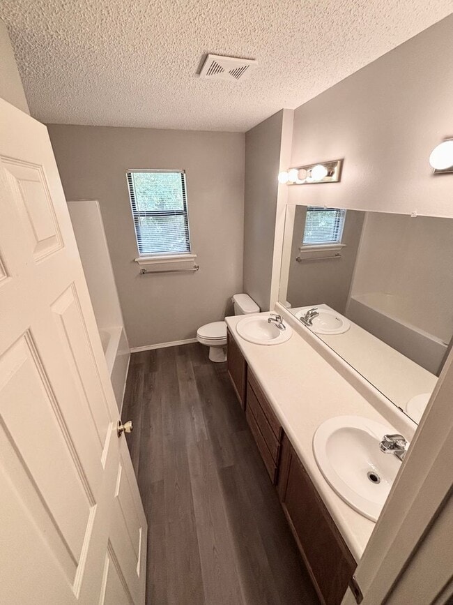 Building Photo - 415 Valley Dr