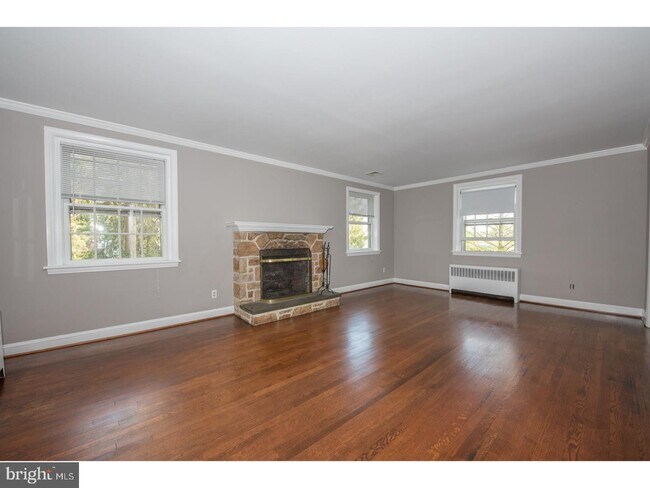 Building Photo - 152 E Conestoga Rd