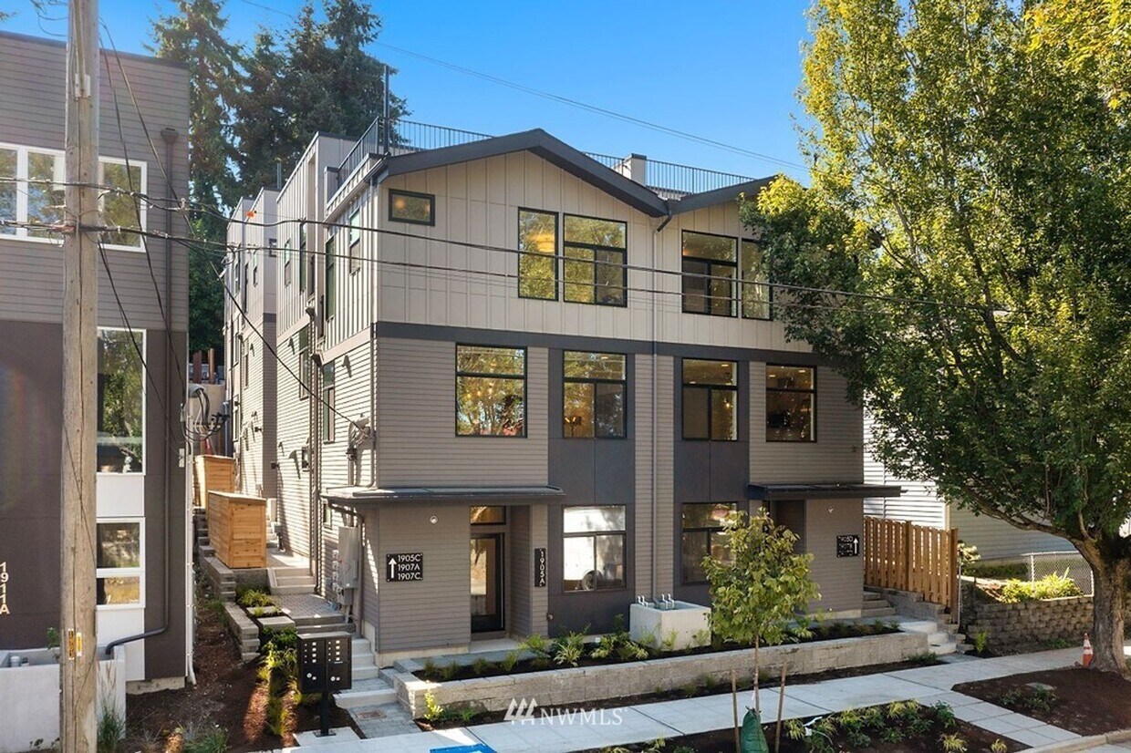 Foto principal - Beacon Hill - 2 Bedroom / 2 Bath Townhome