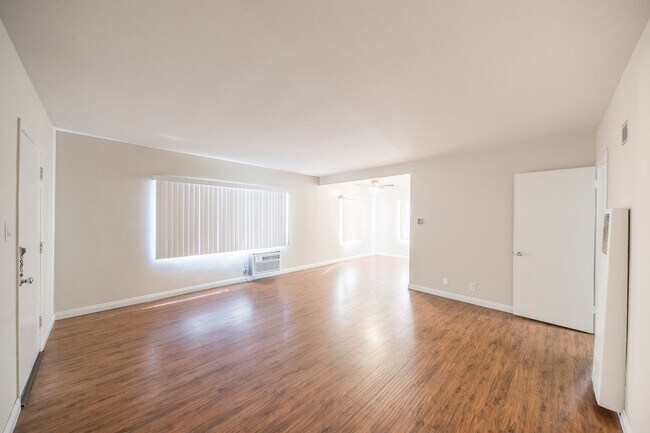 Foto del edificio - 14215 Sylvan St
