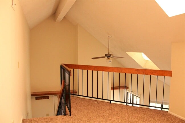 Building Photo - Huge 1 bedroom Condo With Loft, Walking Di...