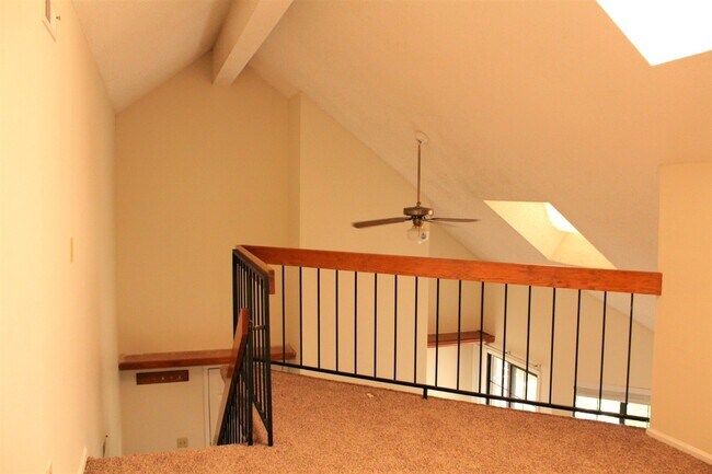 Foto del edificio - Huge 1 bedroom Condo With Loft, Walking Di...