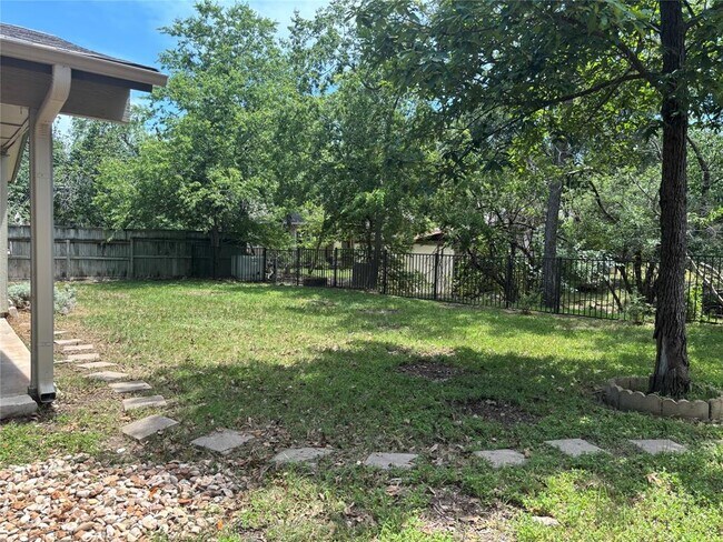 Foto del edificio - 6605 Danwood Dr
