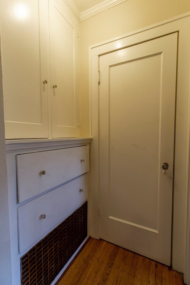 Foto del edificio - Charming One Bedroom Unit in Fourplex with Original Hardwoods, Breakfast Nook, Detached Garage