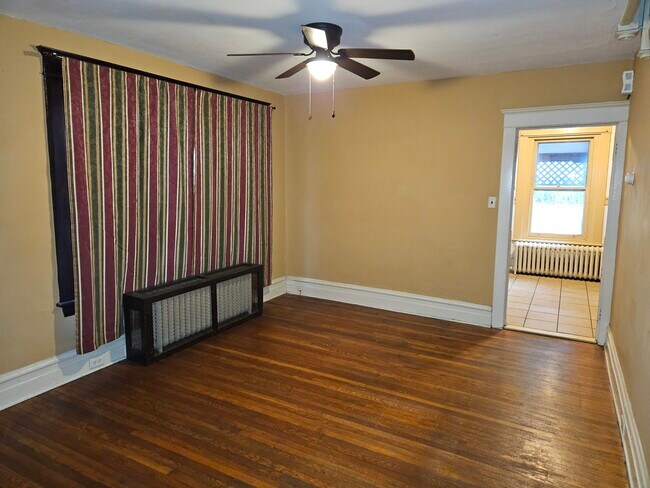 Comedor - 228 E Ettwein St